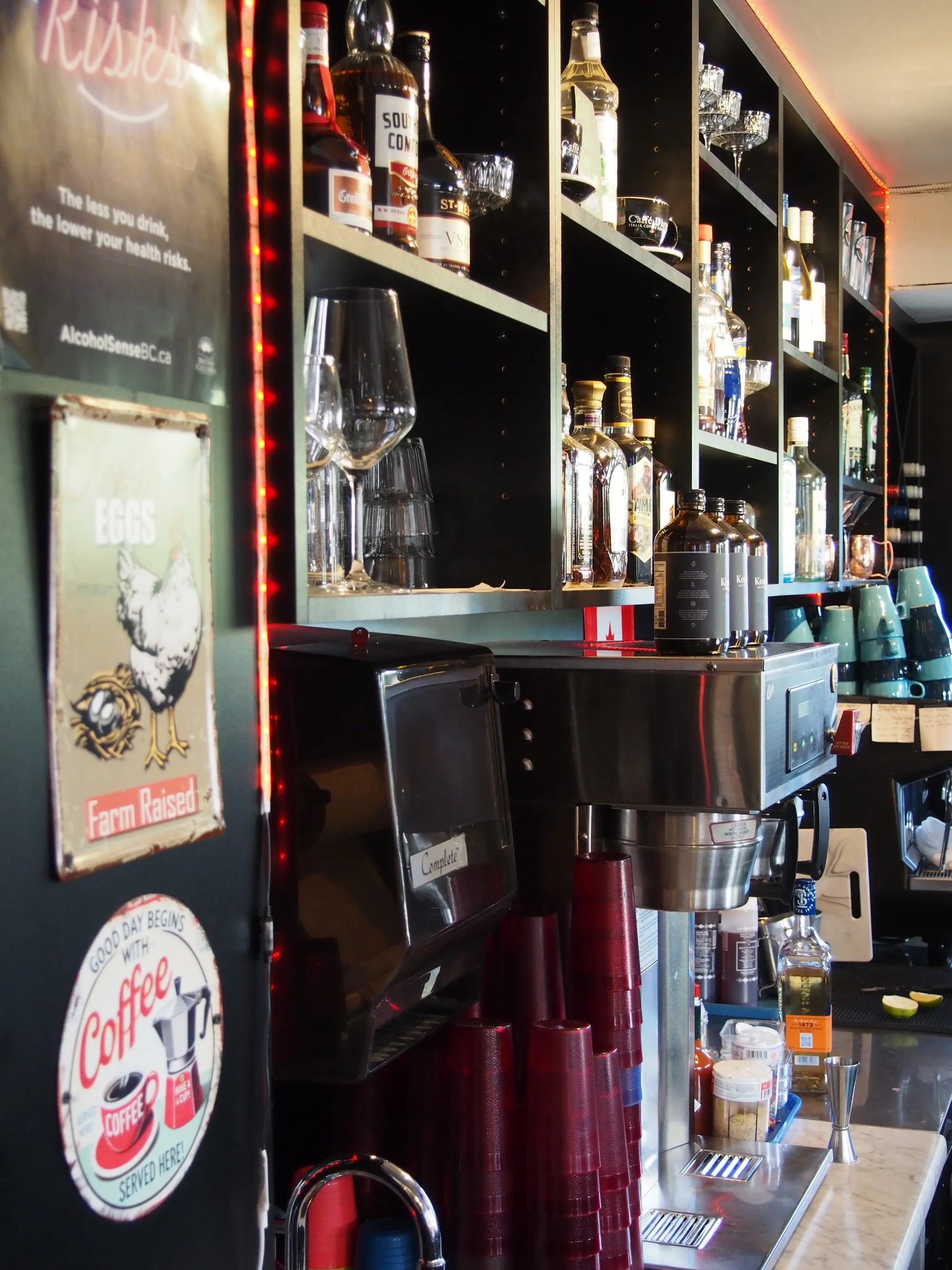 24-bar-cafe-shelves